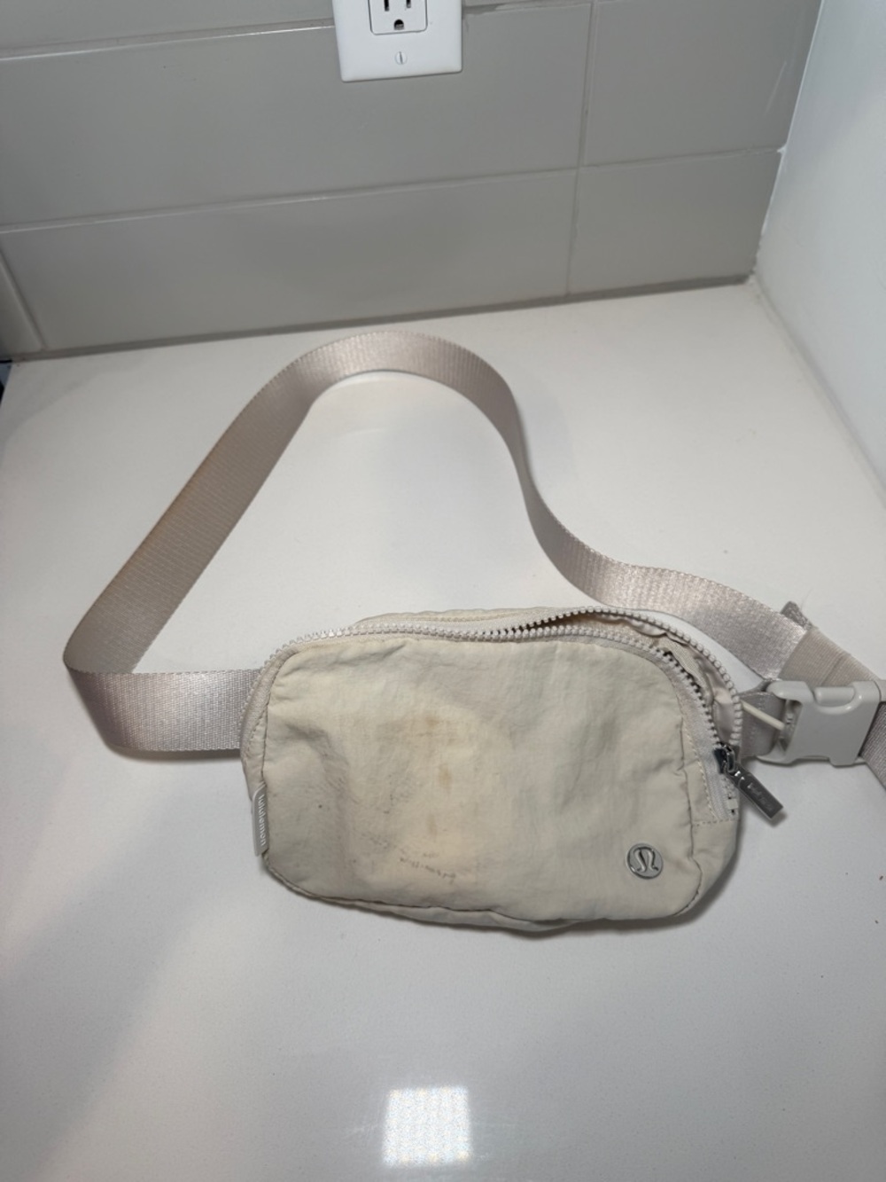 Lululemon Everywhere Belt Bag 1L - Downtown Tan/Silver